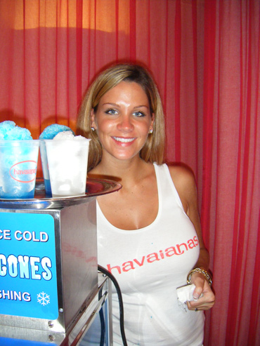 Ellen serves up Snow Cones at the Havaianas Sandals tent